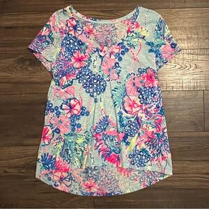 Lilly Pulitzer Etta Tee V-Neck Top in Beach You To It size Medium